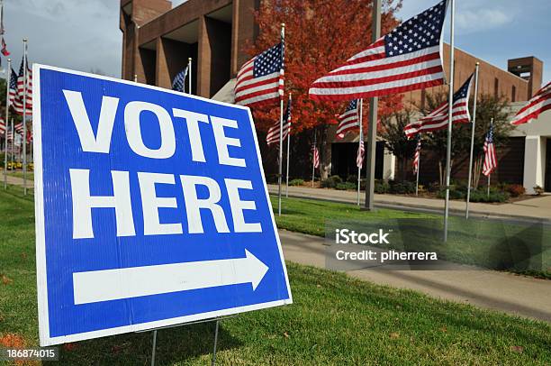 투표하다 여기에 팻말 American 포석 백그라운드에서 Vote Here-문구에 대한 스톡 사진 및 기타 이미지 - Vote Here-문구, 투표, 기