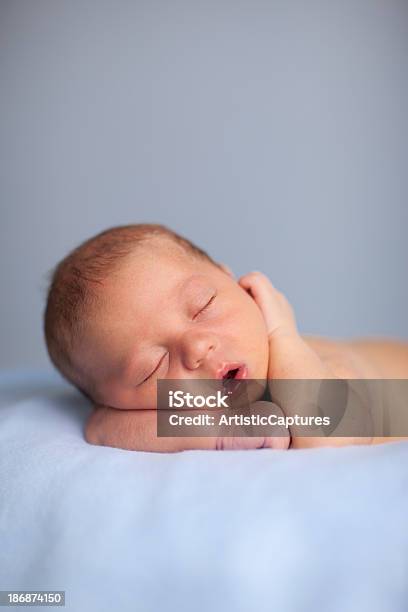 Новорожденный Ребенок Мальчик Спать Безмятежно На Синее Одеяло — стоковые фотографии и другие картинки Новорождённый