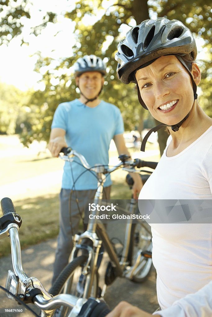 Homem e mulher sorridente com bicicletas - Foto de stock de 40-49 anos royalty-free