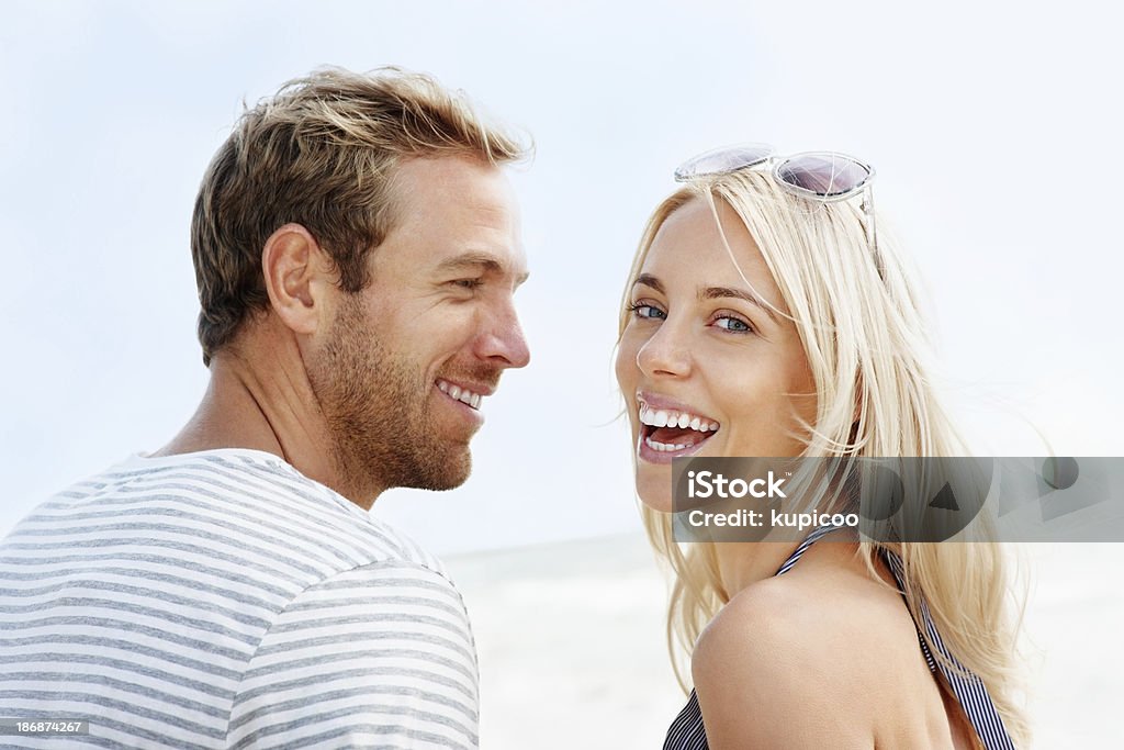 Красивые loving couple having fun в солнечный день - Стоковые фото 20-29 лет роялти-фри