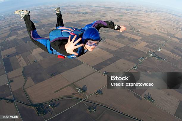 Foto Stock Sin Royalties Mujer Feliz Skydiving Foto de stock y más banco de imágenes de Caída libre - Paracaidismo - Caída libre - Paracaidismo, Paracaidismo, Paracaídas