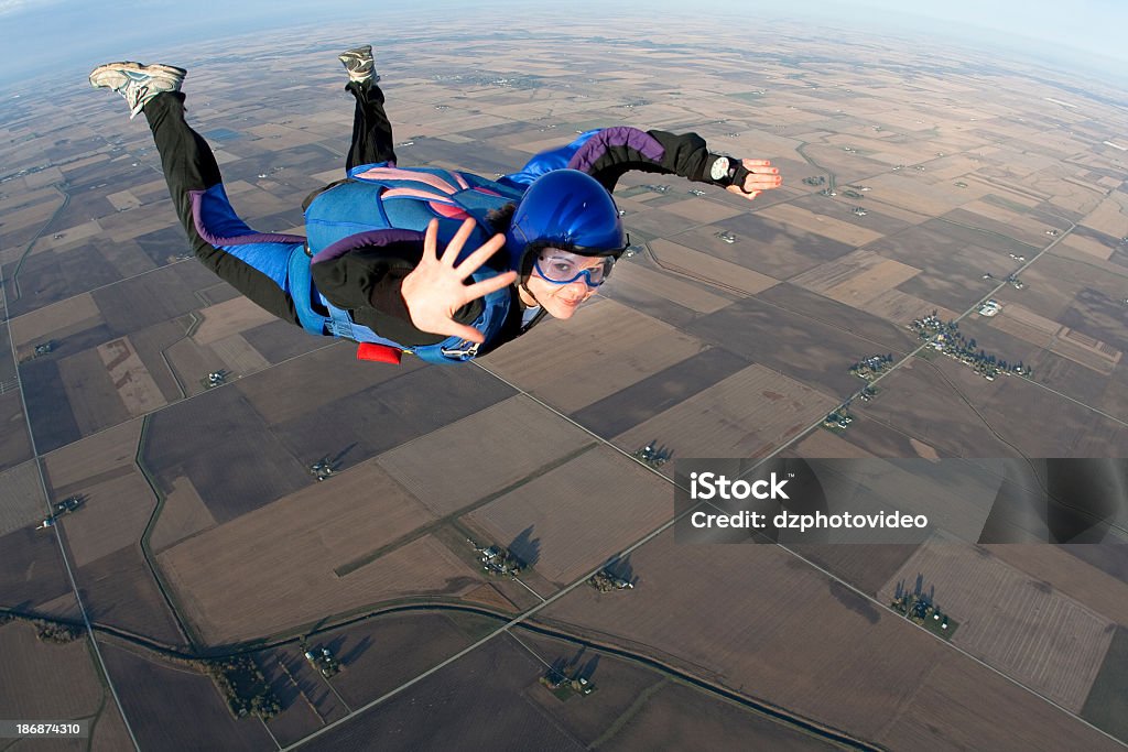 Zdjęcia na licencji Royalty-Free: Szczęśliwa kobieta skoki spadochronowe - Zbiór zdjęć royalty-free (Skydiving)