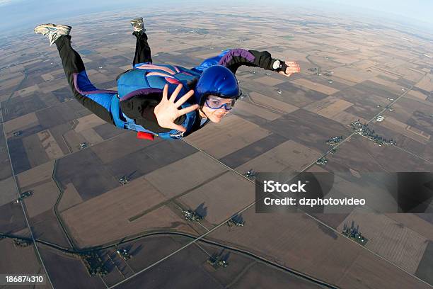 Zdjęcia Na Licencji Royaltyfree Szczęśliwa Kobieta Skoki Spadochronowe - zdjęcia stockowe i więcej obrazów Skydiving