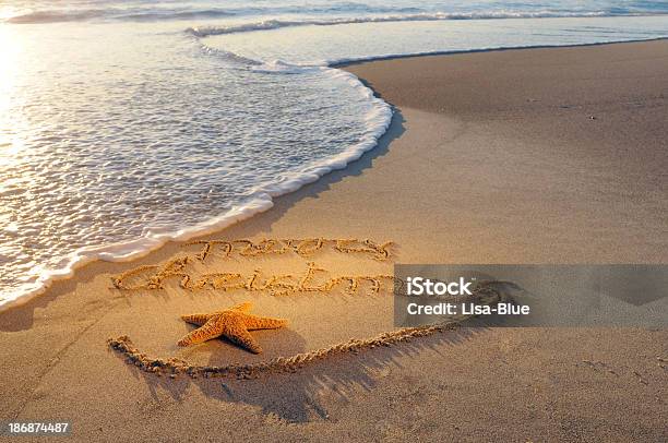 Buon Natale Messaggio Nella Sabbia - Fotografie stock e altre immagini di Natale - Natale, Spiaggia, Acqua