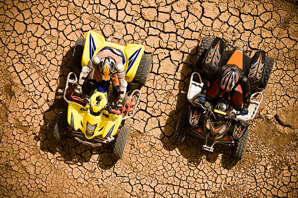 dois ciclistas atv - off road vehicle quadbike motocross desert - fotografias e filmes do acervo