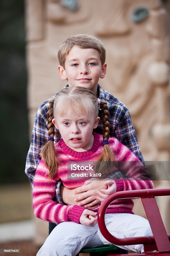Брат и сестра на Детская площадка - Стоковые фото Детские качели роялти-фри