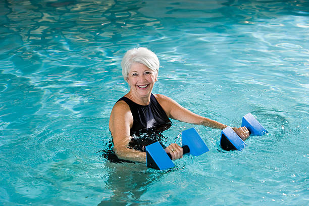 active femme âgée faisant gymnastique aquatique - sc0450 photos et images de collection