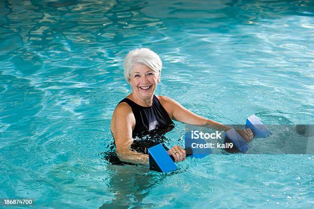 Aktywne Starsza Kobieta Robi Aerobik Wodny - zdjęcia stockowe i więcej obrazów Senior - Senior, Aerobik wodny, Basen