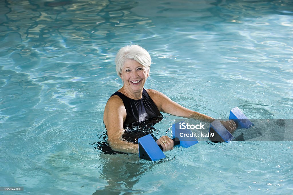 Mulher sênior ativo fazer hidroginástica - Foto de stock de Terceira idade royalty-free
