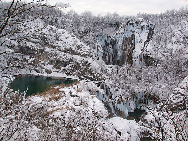 프리트비체 호 겨울 시간 - plitvice lakes national park croatia winter sparse 뉴스 사진 이미지