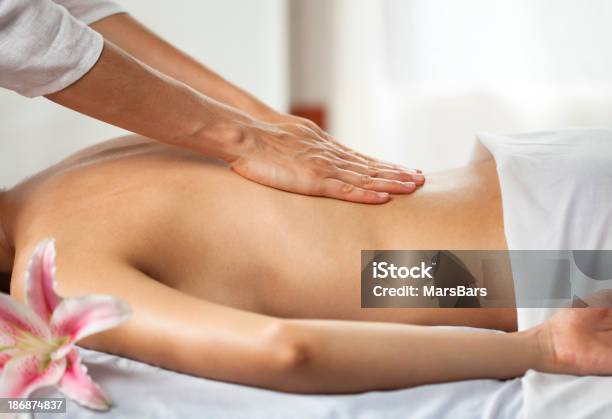 Massage Im Spa Stockfoto und mehr Bilder von Bildschärfe - Bildschärfe, Blume, Entspannung