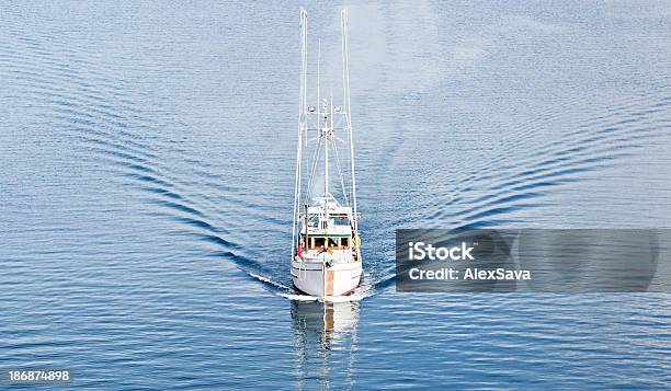 Foto de Vista Frontal De Barco De Pesca e mais fotos de stock de Jogo de lazer - Jogo de lazer, Veleiro, Velejar