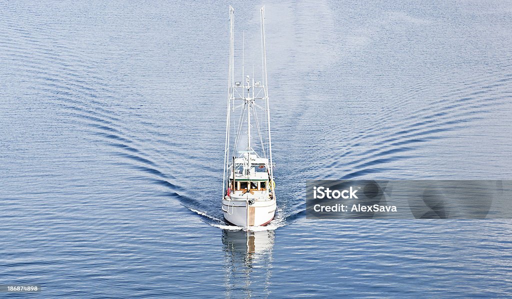 Вид спереди на рыбацкой лодке - Стоковые фото Парусная лодка роялти-фри
