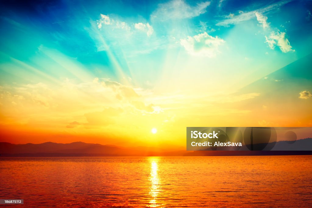 Zachód słońca nad wodą - Zbiór zdjęć royalty-free (Niebo - Zjawisko naturalne)