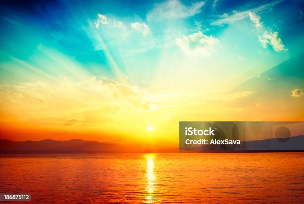 Foto de Pôr Do Sol Sobre A Água e mais fotos de stock de Céu - Fenômeno natural - Céu - Fenômeno natural, Pôr-do-sol, Colorido