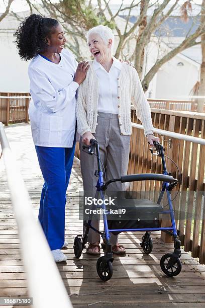 간호사 수 있는 여자 노인 Walker 노인에 대한 스톡 사진 및 기타 이미지 - 노인, 간호사, 웃음