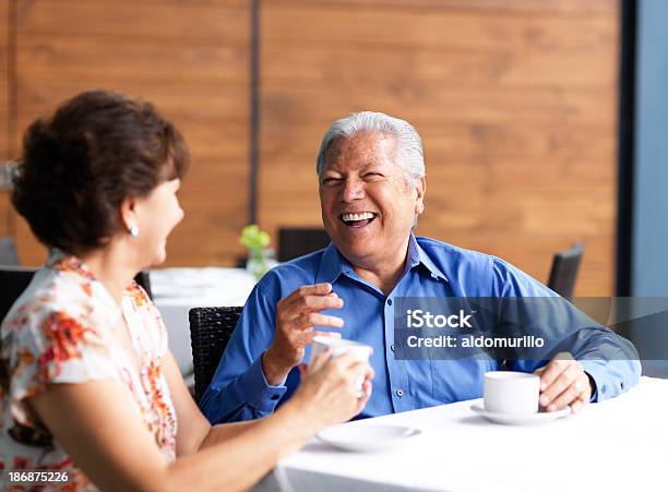 Altes Paar Reden In Einem Restaurant Stockfoto und mehr Bilder von Alter Erwachsener - Alter Erwachsener, Restaurant, Kaffee - Getränk