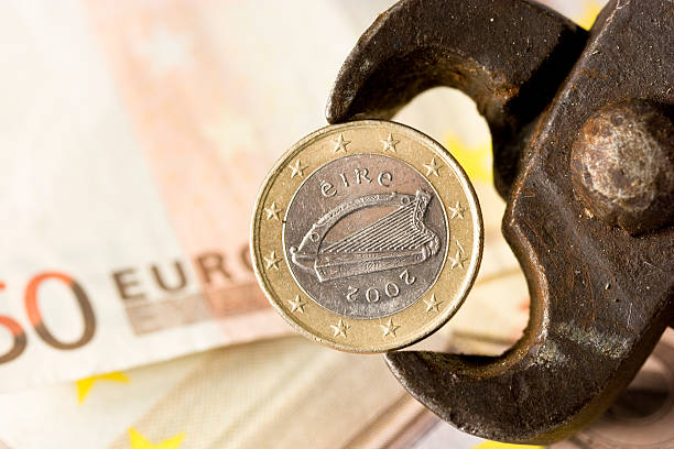 moneda euro irlandés - republic of ireland sadness household equipment northern europe fotografías e imágenes de stock