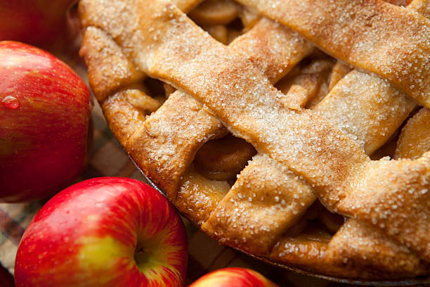 apfelkuchen mit gittermuster kruste - pie apple apple pie dessert stock-fotos und bilder