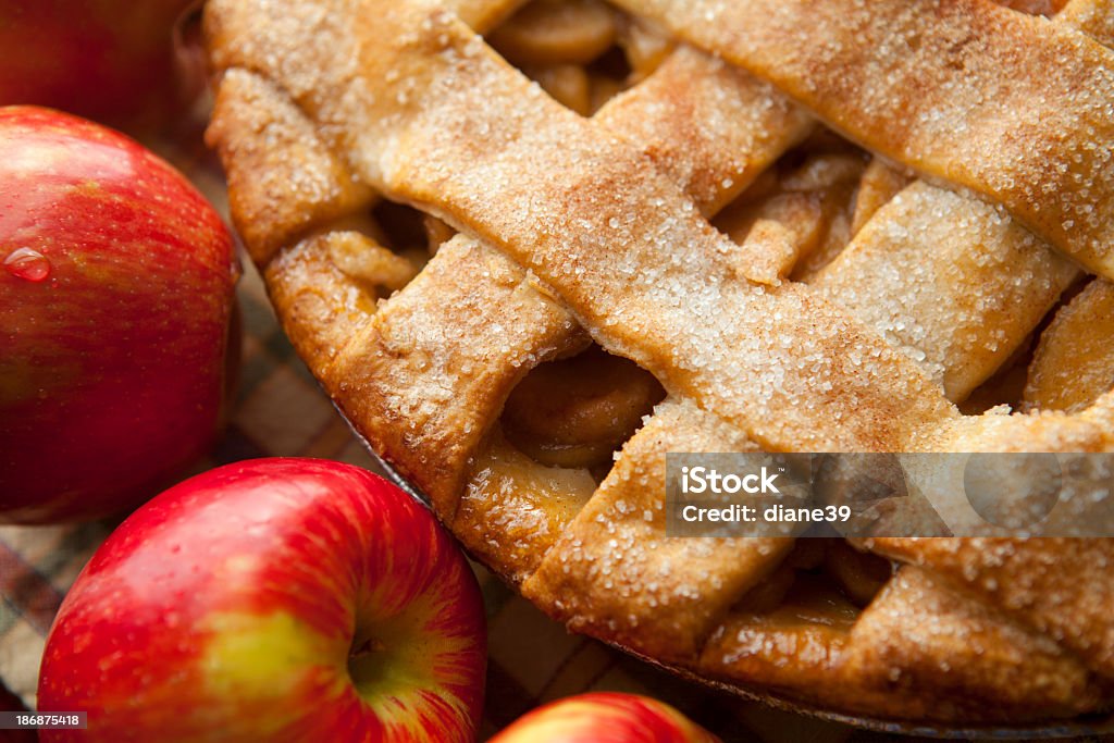 Яблочный пирог с сетчатой ко�рка - Стоковые фото Яблочный пирог роялти-фри