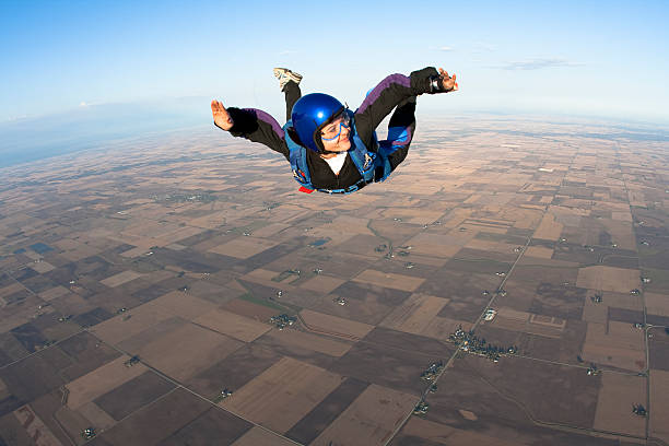 zdjęcia na licencji royalty-free: szczęśliwa kobieta skydiver - freefall zdjęcia i obrazy z banku zdjęć