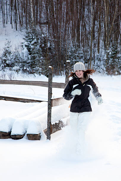 femme cours'en raquettes dans la poudreuse - winter snowshoeing running snowshoe photos et images de collection