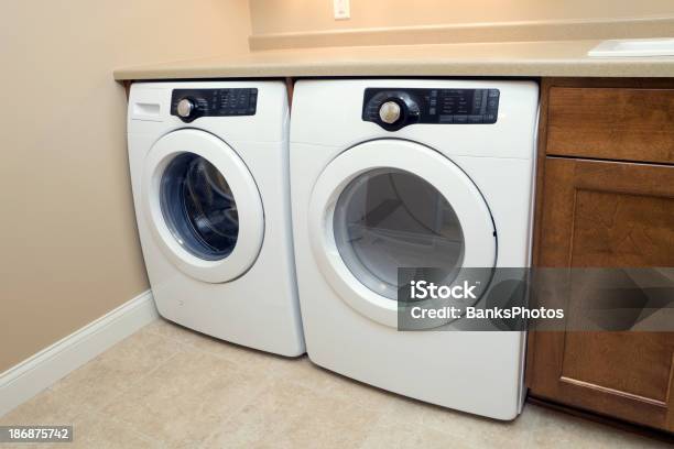 Neue Wohnung Frontload Waschmaschine Und Trockner Stockfoto und mehr Bilder von Neu - Neu, Trockner, Waschmaschine