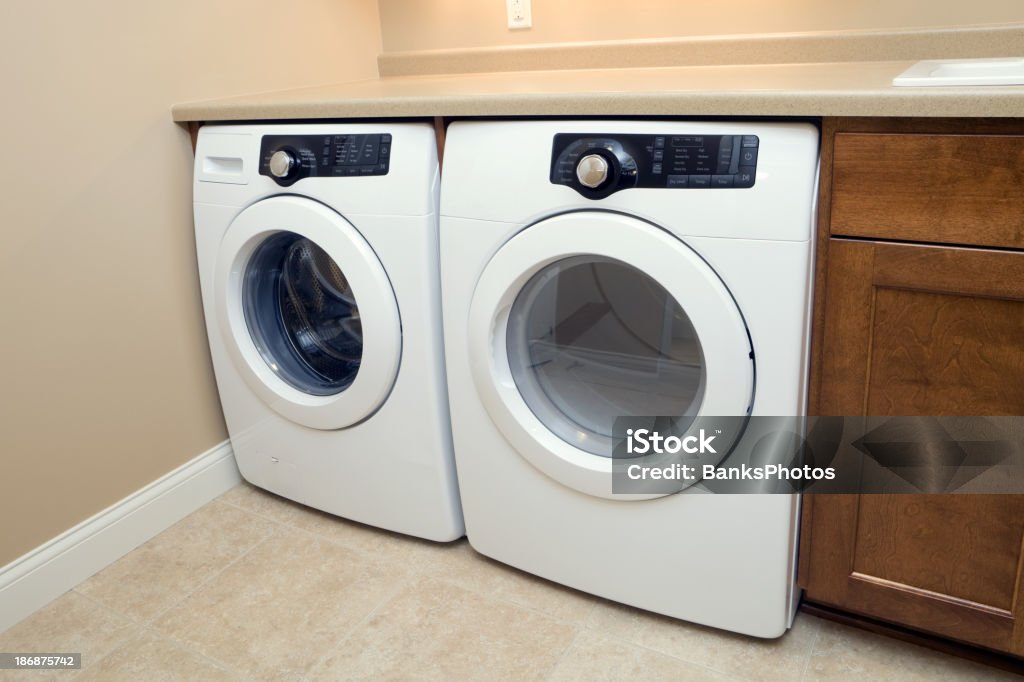 Novo Frontload lavadora e secadora, residencial - Foto de stock de Máquina de lavar roupa royalty-free