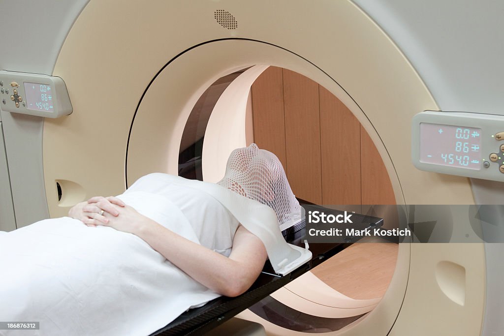 Mujer en Headcast primeros tomografía axial computerizada - Foto de stock de Cerebro libre de derechos