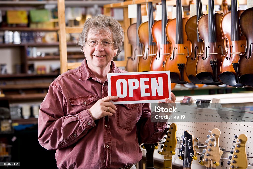 instrument muzyczny store, otwórz dla firm - Zbiór zdjęć royalty-free (Znak otwarte)