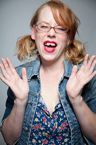 menina com mau dentes rir - ugliness women humor lipstick imagens e fotografias de stock