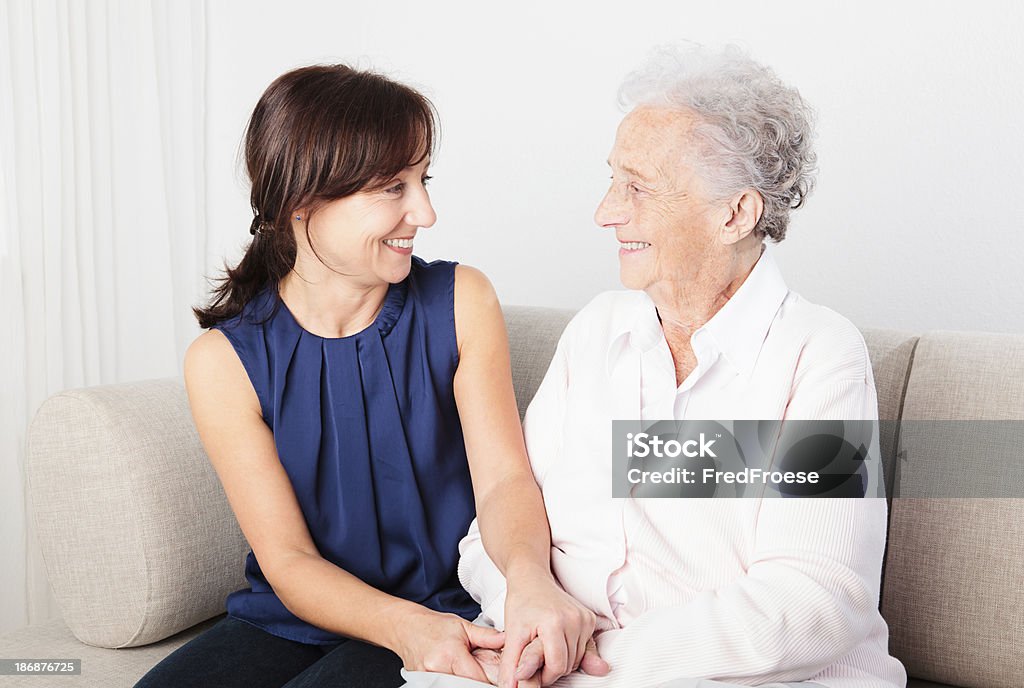 Starsza kobieta i opiekuna - Zbiór zdjęć royalty-free (Młody dorosły)
