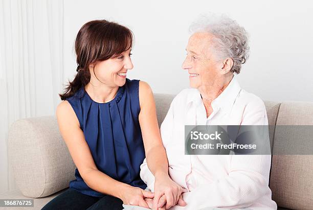 Starsza Kobieta I Opiekuna - zdjęcia stockowe i więcej obrazów Młody dorosły - Młody dorosły, Rozmawiać, Senior