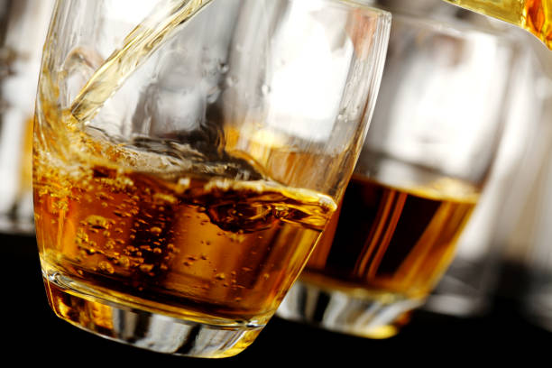 verter uísque em um copo - whisky liqueur glass alcohol bottle imagens e fotografias de stock