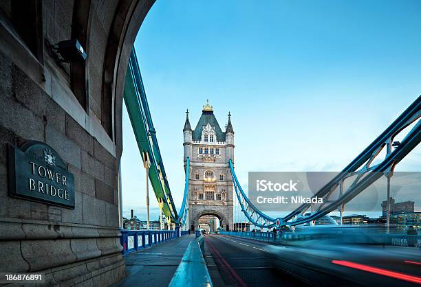 タワーブリッジロンドン - タワーブリッジのストックフォトや画像を多数ご用意 - タワーブリッジ, 運転する, アクションショット