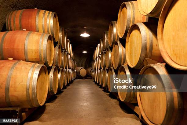 Jaskinia Wina Z Beczki Pełne Starzenia - zdjęcia stockowe i więcej obrazów Alkohol - napój - Alkohol - napój, Beczka na wino, Bez ludzi
