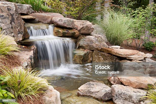 Foto de Backyard Cascata e mais fotos de stock de Jardim Aquático - Jardim Aquático, Cascata, Jardim particular