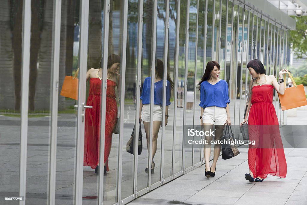 Asiatique de lèche-vitrines - Photo de 20-24 ans libre de droits