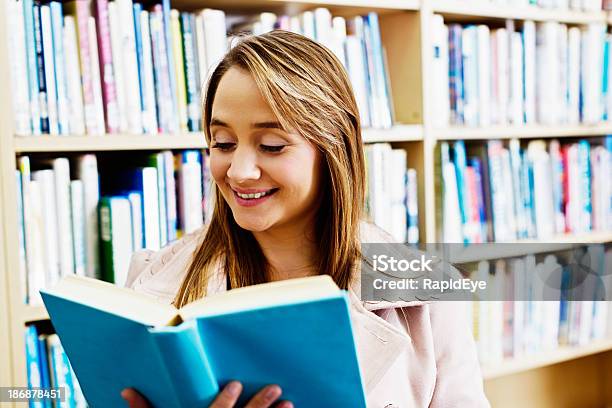 Profesor Sonriente Bibliotecario O Madre De La Lectura En La Biblioteca Foto de stock y más banco de imágenes de 20 a 29 años