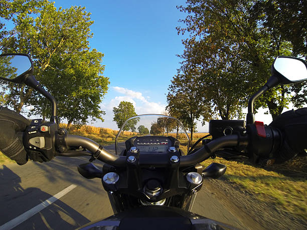 motociclista de carro - motorcycle motorcycle point of view road biker - fotografias e filmes do acervo