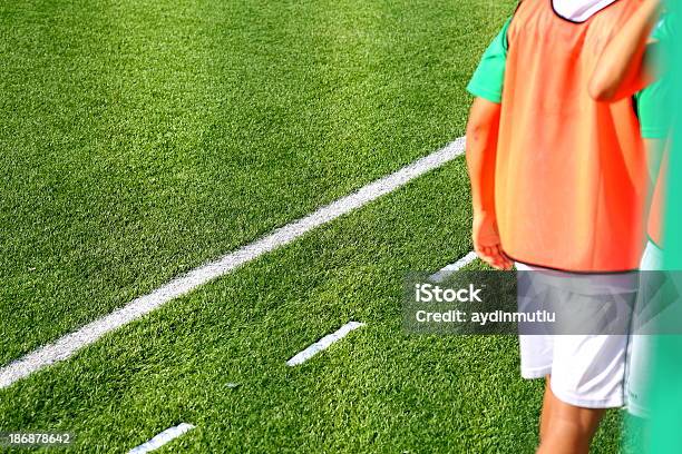 Jugador De Fútbol Foto de stock y más banco de imágenes de Atleta suplente - Atleta suplente, Campo de fútbol, Competición
