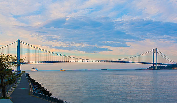 ponte di verrazano-narrows all'alba, new york - decked foto e immagini stock
