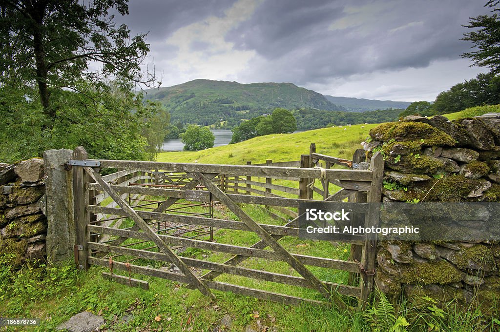 Vista de uma parede de pedra seco, na Cumbria - Foto de stock de Azul royalty-free