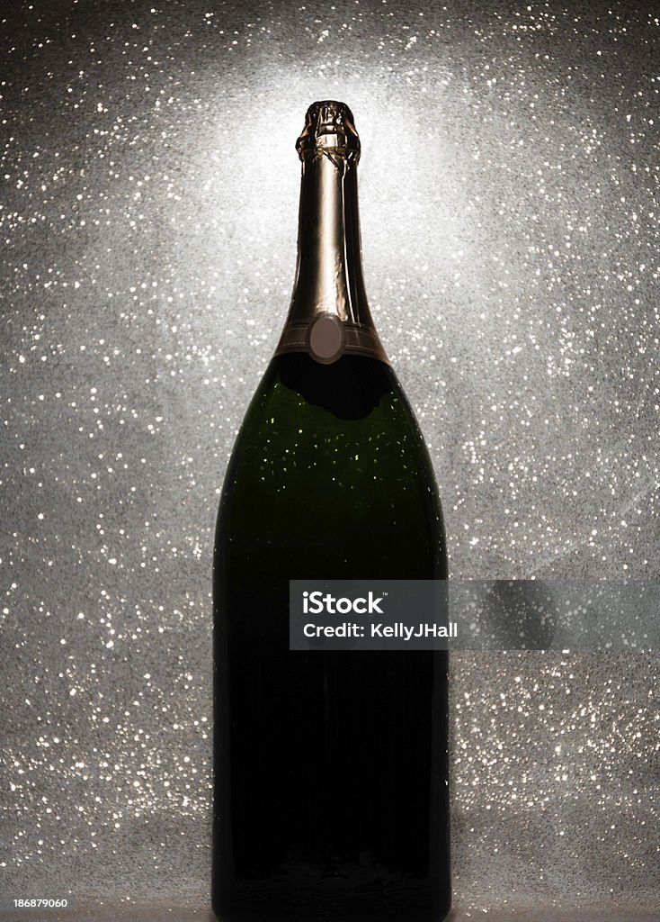 Butelka szampana z błyszczącymi tło - Zbiór zdjęć royalty-free (Bez ludzi)