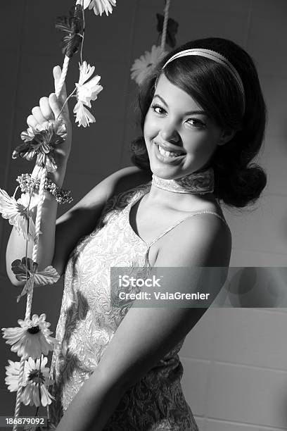 B 60 W De Estilo Adolescente Sonriente Con Oscilación Foto de stock y más banco de imágenes de 1960-1969