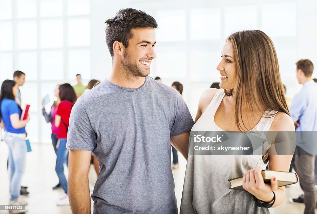 Rodeado high school pareja. - Foto de stock de Abrazar libre de derechos