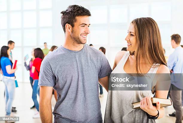 Foto de Abraçado Escola Casal e mais fotos de stock de Abraçar - Abraçar, Adolescente, Adolescência