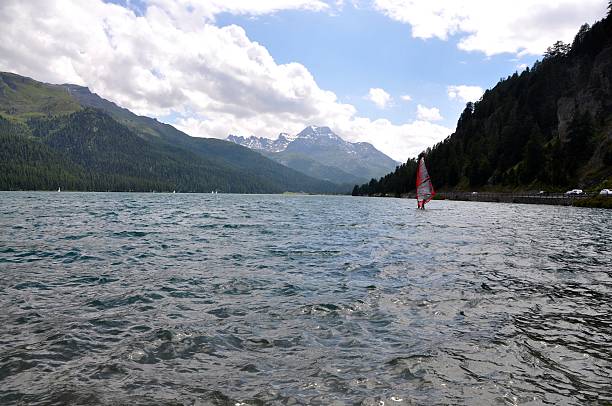 navegación en el lago silvaplana suiza - silvaplanersee fotografías e imágenes de stock