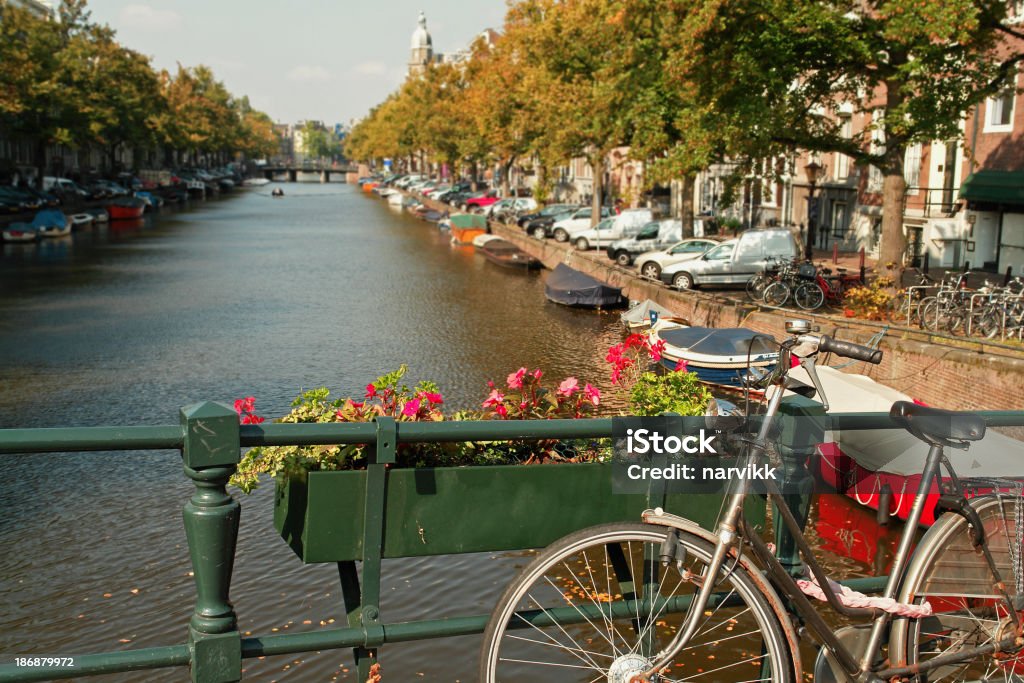 Pont avec vélo et de l'eau de canal à Amsterdam - Photo de Amsterdam libre de droits