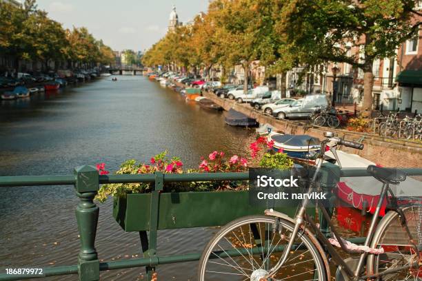 Photo libre de droit de Pont Avec Vélo Et De Leau De Canal À Amsterdam banque d'images et plus d'images libres de droit de Amsterdam - Amsterdam, Benelux, Eau